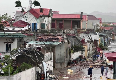Rumah-rumah warga usak akibat topan Bualoi di Thanh Hoa, Vietnam, Senin (29/09/2025).