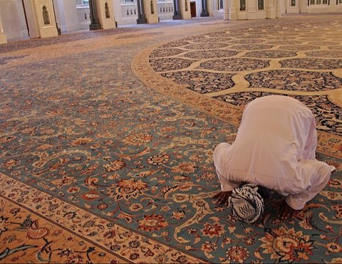 Ilustrasi sholat di masjid. (Dok. Pixabay)