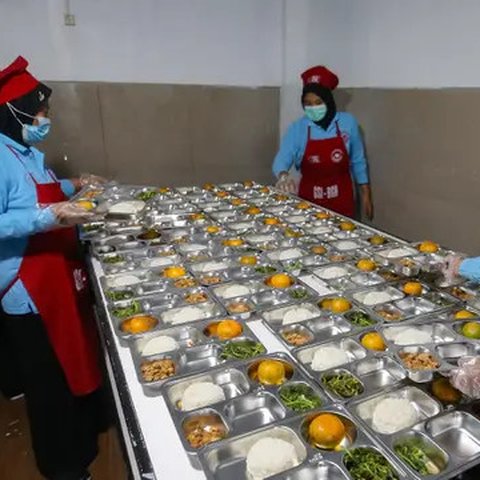 Pekerja menyiapkan Makanan Bergizi Gratis (MBG) di Dapur Makan Bergizi Gratis Kebayunan, Tapos, Depok, Jawa Barat, Senin (6/1/2025). (merdeka.com/Arie Basuki)