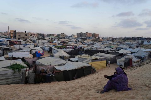 Kamp tenda untuk warga Palestina yang terusir membentang di sepanjang Muwasi, wilayah yang ditetapkan Israel sebagai zona aman, di Khan Younis, Jalur Gaza selatan, Minggu, (28/09/2025).