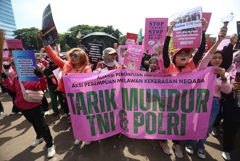 Massa Aliansi Perempuan Indonesia  saat melakukan unjuk rasa di depan Gedung DPR/MPR di Jakarta, Rabu (03/09/2025).