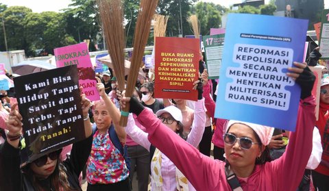 Massa Aliansi Perempuan Indonesia  saat melakukan unjuk rasa di depan Gedung DPR/MPR di Jakarta, Rabu (03/09/2025).