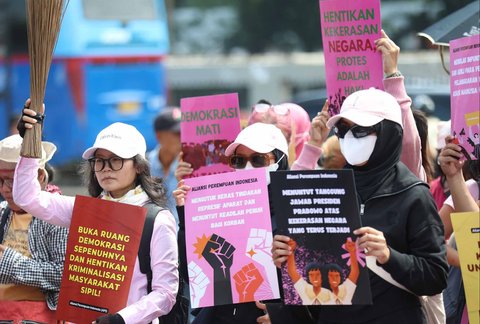 Massa Aliansi Perempuan Indonesia  saat melakukan unjuk rasa di depan Gedung DPR/MPR di Jakarta, Rabu (03/09/2025).