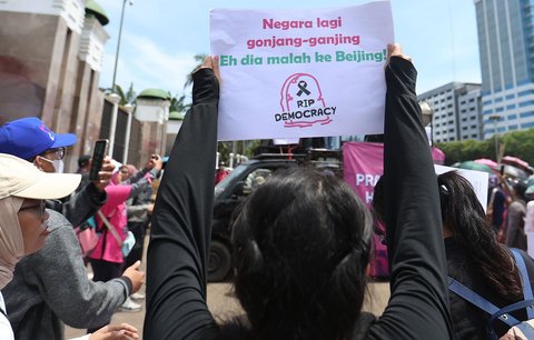 Massa Aliansi Perempuan Indonesia  saat melakukan unjuk rasa di depan Gedung DPR/MPR di Jakarta, Rabu (03/09/2025).