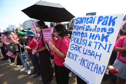 Massa Aliansi Perempuan Indonesia  saat melakukan unjuk rasa di depan Gedung DPR/MPR di Jakarta, Rabu (03/09/2025).