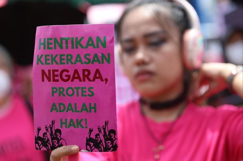 Massa Aliansi Perempuan Indonesia  saat melakukan unjuk rasa di depan Gedung DPR/MPR di Jakarta, Rabu (03/09/2025).