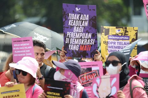 Massa Aliansi Perempuan Indonesia  saat melakukan unjuk rasa di depan Gedung DPR/MPR di Jakarta, Rabu (03/09/2025).