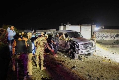Petugas keamanan memeriksa kendaraan yang rusak di lokasi ledakan bom bunuh diri di Quetta, Pakistan (02/09/2025).