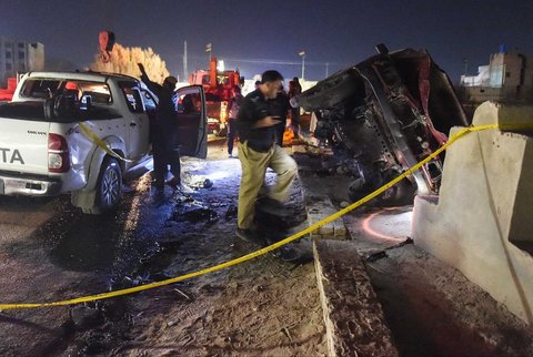 Petugas keamanan memeriksa kendaraan yang rusak di lokasi ledakan bom bunuh diri di Quetta, Pakistan (02/09/2025).