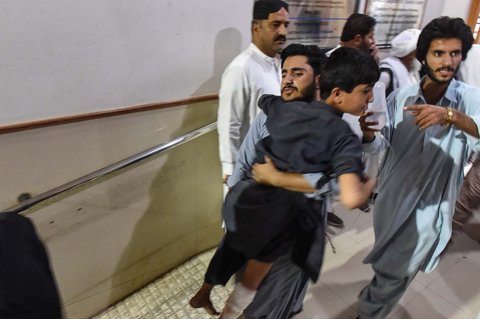 Warga menggendong seorang anak yang terluka setelah bom bunuh diri di sebuah rumah sakit di Quetta, Pakistan (02/09/2025).