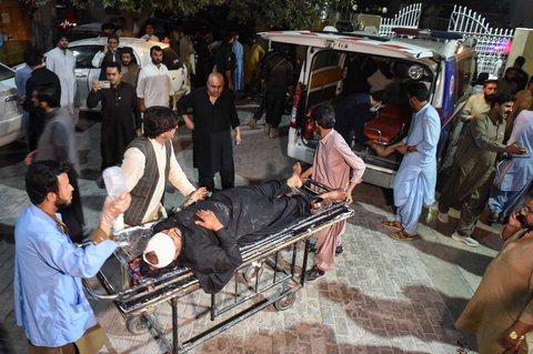 Tenaga medis dan relawan mengevakuasi  korban yang terluka akibat bom bunuh diri di sebuah rumah sakit di Quetta, Pakistan (02/09/2025).