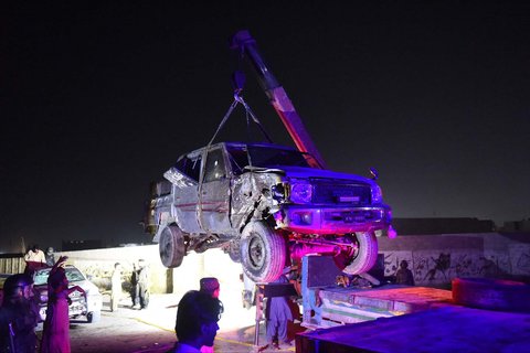 Petugas keamanan memeriksa kendaraan yang rusak di lokasi ledakan bom bunuh diri di Quetta, Pakistan (02/09/2025).