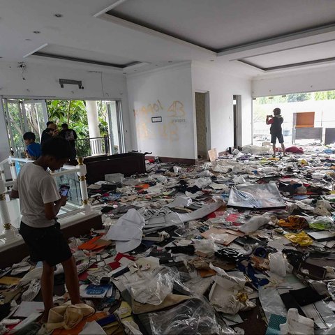 Sejumlah warga menyaksikan  rumah Anggota DPR Surya Utama atau Uya Kuya yang berantakan  setelah dirusak massa tak dinela  di Pondok Bambu, Jakarta Timur, Minggu (31/8/2025).