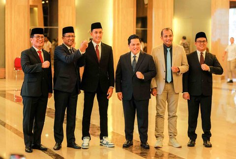 Pemain FC Utrecht Miliano Jonathans bersama Menteri Hukum dan HAM, Supratman Andi Agtas (kedua kiri) dan Ketua Umum PSSI Erick Thohir  (keempat kiri) usai  pengambilan sumpah kewarganegaraan di Kementerian Hukum dan HAM, Jakarta, Rabu (03/09/2025).