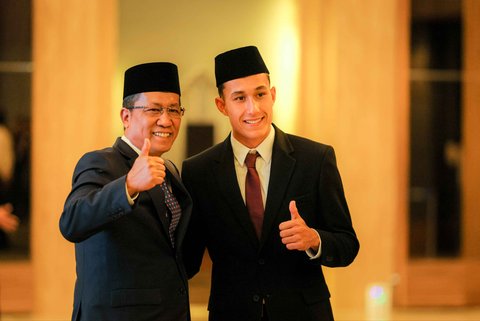 Pemain FC Utrecht Miliano Jonathans bersama Menteri Hukum dan HAM Supratman Andi Agtas usai pengambilan sumpah kewarganegaraan di Kementerian Hukum dan HAM, Jakarta, Rabu (03/09/2025).