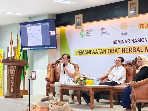 Direktur Sido Muncul, Dr. (H.C), Irwan Hidayat saat menjadi pembicara dalam Seminar Nasional Hybrid &ldquo;Pemanfaatan Obat Herbal Menuju Indonesia Sehat&rdquo; di Gedung Fakultas Kedokteran Universitas Negeri Semarang, Selasa (2/9/2025).
