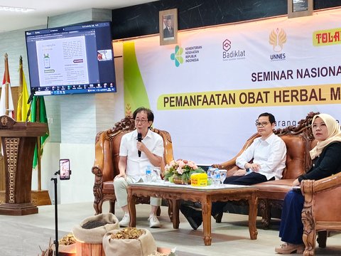 Direktur Sido Muncul, Dr. (H.C), Irwan Hidayat saat menjadi pembicara dalam Seminar Nasional Hybrid &ldquo;Pemanfaatan Obat Herbal Menuju Indonesia Sehat&rdquo; di Gedung Fakultas Kedokteran Universitas Negeri Semarang, Selasa (2/9/2025).