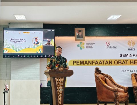 Rektor Universitas Negeri Semarang, Prof. Dr. S. Martono, M.Si, saat memberi sambutan dalam Seminar Nasional Hybrid &ldquo;Pemanfaatan Obat Herbal Menuju Indonesia Sehat&rdquo; di Gedung Fakultas Kedokteran Universitas Negeri Semarang, Selasa (2/9/2025).