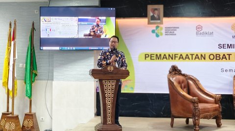 Dekan Fakultas Kedokteran Universitas Negeri Semarang, Prof. Dr. dr. Mahalul Azam, M.Kes, saat memberi sambutan dalam Seminar Nasional Hybrid &ldquo;Pemanfaatan Obat Herbal Menuju Indonesia Sehat&rdquo; di Gedung Fakultas Kedokteran Universitas Negeri Semarang, Selasa (2/9/2025).
