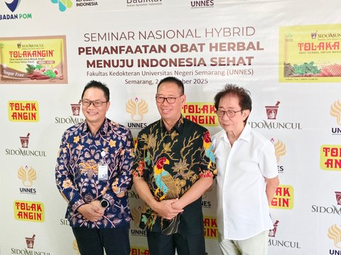 Dekan Fakultas Kedokteran Universitas Negeri Semarang, Prof. Dr. dr. Mahalul Azam, M.Kes, (kiri), Rektor Universitas Negeri Semarang, Prof. Dr. Martono (tengah), dan Direktur Sido Muncul, Dr. (H.C) Irwan Hidayat (kanan) dalam Seminar Nasional Hybrid "Pemanfaatan Obat Herbal Menuju Indonesia Sehat" yang digelar di Fakultas Kedokteran Universitas Negeri Semarang, Selasa (2/9/2025).