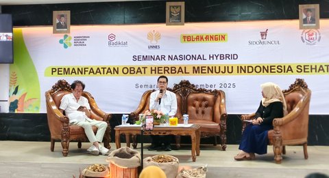 Deputi Bidang Pengawasan Obat Tradisional, Suplemen Kesehatan dan Kosmetik BPOM RI Mohamad Kashuri, S.Si., Apt., M.Farm. menjadi pembicara dalam Seminar Nasional Hybrid &ldquo;Pemanfaatan Obat Herbal Menuju Indonesia Sehat&rdquo; di Gedung Fakultas Kedokteran Universitas Negeri Semarang, Selasa (2/9/2025).