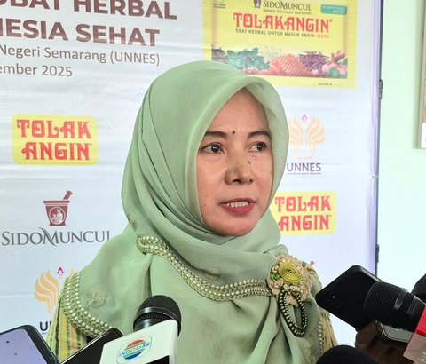 Salah satu peserta Seminar Nasional Hybrid &ldquo;Pemanfaatan Obat Herbal Menuju Indonesia Sehat&rdquo; di Gedung Fakultas Kedokteran Universitas Negeri Semarang, Selasa (2/9/2025).