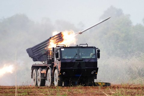 Sistem roket peluncur ganda (MLRS) RM-70 Vampire Korps Marinir TNI AL sedang menembak dalam latihan gabungan multinasional Garuda Shield 2025 di pusat latihan tempur Baturaja, Lampung, Rabu (03/09/2025).