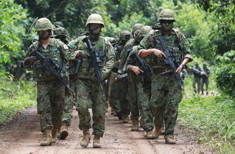 Personel Pasukan Bela Diri Darat Jepang berbaris dalam latihan gabungan multinasional Garuda Shield 2025 di pusat latihan tempur Baturaja, Lampung, Rabu (03/09/2025).