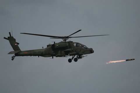 Helikopter AH-64 Apache TNI AD meluncurkan rudal hellfire dalam latihan gabungan multinasional Garuda Shield 2025 di Pusat Latihan Tempur Baturaja, Lampung, Rabu (03/09/2025).