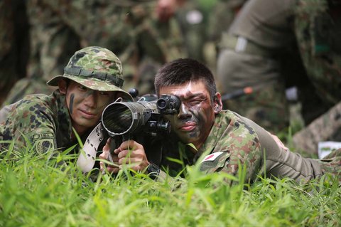 Personel Pasukan Bela Diri Darat Jepang mengoperasikan senjata anti-tank portabel Panzerfaust 3 buatan Jerman dalam latihan gabungan multinasional Garuda Shield 2025 di pusat latihan tempur Baturaja, Lampung, Rabu (03/09/2025).