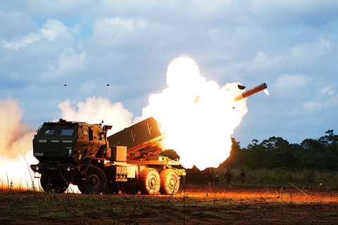 Sistem roket peluncur ganda (MLRS) Astros II MK6 TNI AD yang sedang beroperasi selama latihan gabungan multinasional Garuda Shield 2025 di pusat latihan tempur Baturaja, Lampung, Rabu (03/09/2025).