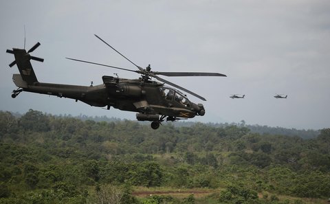 Helikopter AH-64 Apache Angkatan Darat AS terbang melintas selama latihan gabungan multinasional Garuda Shield 2025 di pusat latihan tempur Baturaja, Lampung, Rabu (03/09/2025).