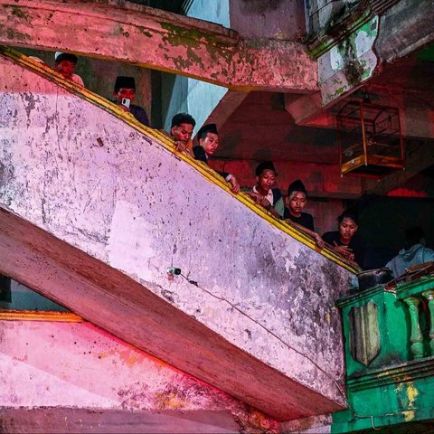 Tim SAR melakukan evakuasi korban runtuhnya  bangunan musala Pondok Pesantren Al Khoziny di Sidoarjo,  Jawa Timur, Selasa (29/09/2025) malam.