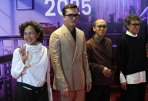 Mira Lesmana, Nicholas Saputra dan Riri Riza saat jumpa pers usai pemutaran film "Rangga & Cinta" di Jakarta, Senin (29/9/2025).