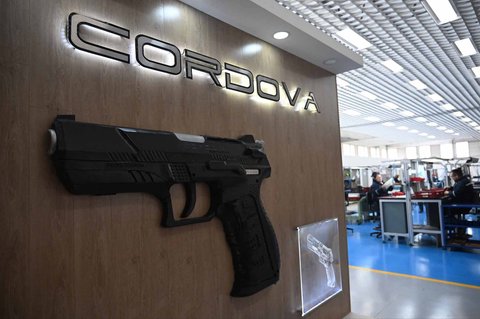 Replika raksasa pistol Cordova yang dibuat dan dirancang oleh INDUMIL (Industri Militer) di Pabrik Senjata dan Amunisi Jose Maria Cordova di kotamadya Soacha, dekat Bogota, Kolombia, Senin (29/09/2025) waktu setempat.