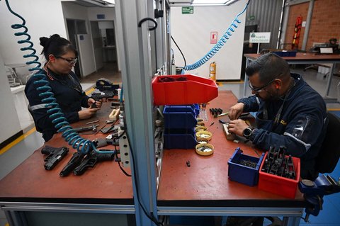Pekerja menyelesaikan pembuatan  pistol Cordova yang dibuat dan dirancang oleh INDUMIL (Industri Militer) di Pabrik Senjata dan Amunisi Jose Maria Cordova di kotamadya Soacha, dekat Bogota, Kolombia, Senin (29/09/2025) waktu setempat.
