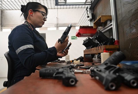 Pekerja menyelesaikan pembuatan  pistol Cordova yang dibuat dan dirancang oleh INDUMIL (Industri Militer) di Pabrik Senjata dan Amunisi Jose Maria Cordova di kotamadya Soacha, dekat Bogota, Kolombia, Senin (29/09/2025) waktu setempat.