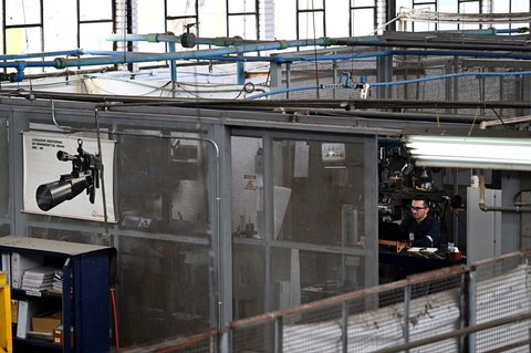 Pekerja menyelesaikan pembuatan senapan baru yang dibuat dan dirancang oleh INDUMIL (Industri Militer) di Pabrik Senjata dan Amunisi Jose Maria Cordova di kotamadya Soacha, dekat Bogota, Kolombia, Senin (29/09/2025) waktu setempat