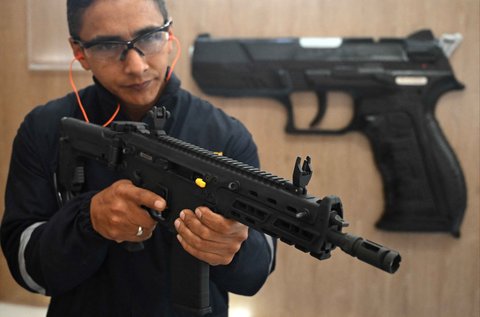 Seorang insinyur menunjukkan senapan baru yang dirancang dan diproduksi di negara tersebut oleh INDUMIL (Industri Militer) di Pabrik Senjata dan Amunisi Jose Maria Cordova di kotamadya Soacha, dekat Bogota, Kolombia, Senin (29/09/2025) waktu setempat