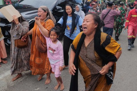 Kelurga korban menangis di kompleks pesantren  Al Khoziny di Sidoarjo, Jawa Timur, Selasa (30/09/2025).