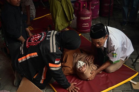 Kerabat seorang santri mendapat pertolongan setelah pingsan saat operasi pencarian dan penyelamatan berlanjut di Pondok Pesantren Al Khoziny di Sidoarjo, Jawa Timur, Selasa (30/09/2025).
