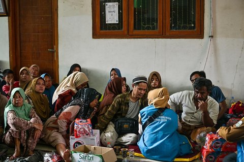 Kerabat santri  berkumpul menunggu kabar  pencarian dan penyelamatan korban  di Pondok Pesantren Al Khoziny di Sidoarjo, Jawa Timur, Selasa (30/09/2025).