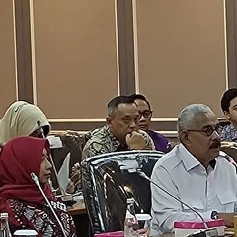 Kuasa Hukum keluarga almarhum Arya Daru Pangayunan, Nicholay Aprilindo, melaporkanberbagai teror yang dialami keluarga korban ke Komisi XII DPR. (Antara)