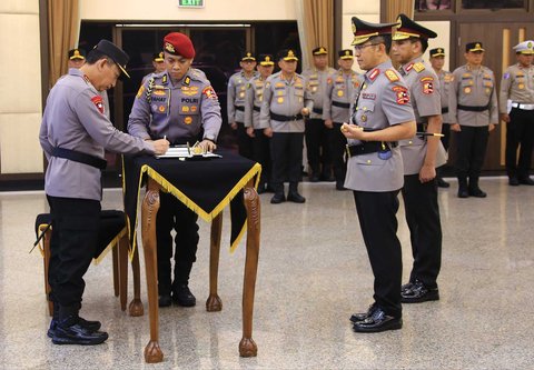 Kapolri Jenderal Polisi Drs. Listyo Sigit Prabowo saat  memimpin upacara serah terima jabatan (sertijab) Kepala Badan Intelijen Polri Irjen Pol Yuda Gustawan  di Rupattama Mabes Polri, Selasa (30/9/2025).