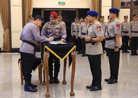 Kapolri Jenderal Polisi Drs. Listyo Sigit Prabowo saat  memimpin upacara serah terima jabatan (sertijab) Komandan Korps Brimob (Dankor Brimob) Polri  Irjen Pol Ramdani Hidayat di Rupattama Mabes Polri, Selasa (30/9/2025).