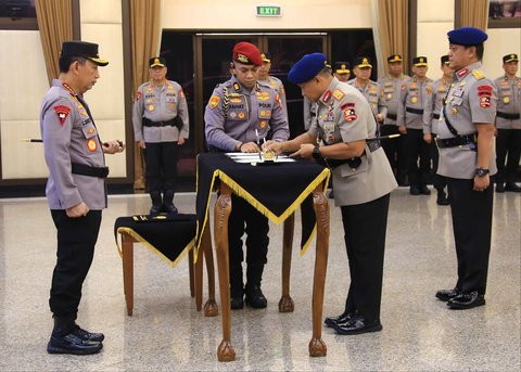 Kapolri Jenderal Polisi Drs. Listyo Sigit Prabowo saat  memimpin upacara serah terima jabatan (sertijab) Komandan Korps Brimob (Dankor Brimob) Polri  Irjen Pol Ramdani Hidayat di Rupattama Mabes Polri, Selasa (30/9/2025).