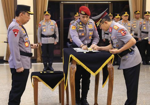 Kapolri Jenderal Polisi Drs. Listyo Sigit Prabowo saat  memimpin upacara serah terima jabatan (sertijab) Kepala Badan Intelijen Polri Irjen Pol Yuda Gustawan  di Rupattama Mabes Polri, Selasa (30/9/2025).