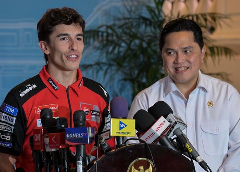 Menteri Pemuda dan Olahraga Indonesia Erick Thohir dan pembalap  MotoGP Marc Marquez berbicara kepada wartawan setelah bertemu dengan Presiden Prabowo Subianto di Istana Kepresidenan, Jakarta, Selasa (30/09/2025).