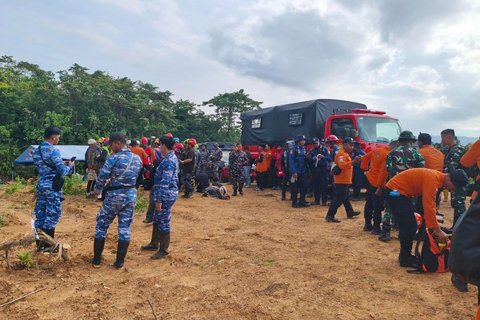 Tim SAR bersiap untuk operasi pencarian darat helikopter BK117-D3 PK-RGH milik PT Eastindo Air yang sebelumnya dilaporkan hilang kontak dalam penerbangan dari Bandara Kotabaru menuju Bandara Palangkaraya di Banjarmasin, Kalimantan Selatan Selasa (02/09/2025)