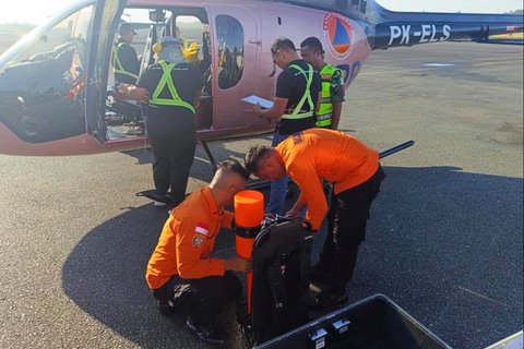 Tim SAR bersiap untuk operasi pencarian darat helikopter BK117-D3 PK-RGH milik PT Eastindo Air yang sebelumnya dilaporkan hilang kontak dalam penerbangan dari Bandara Kotabaru menuju Bandara Palangkaraya di Banjarmasin, Kalimantan Selatan Selasa (02/09/2025)